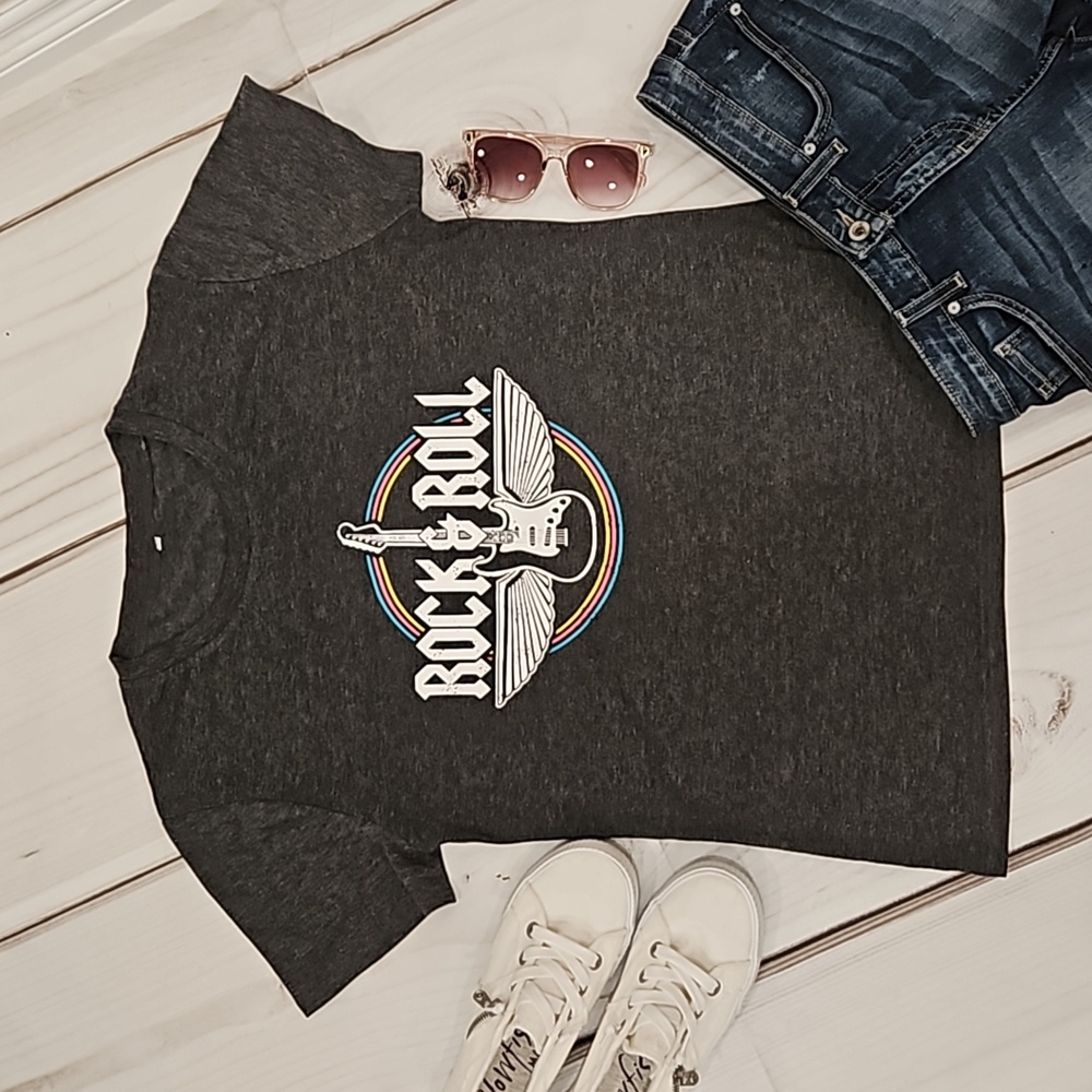 🌸 3/$20 - Rock & Roll Graphic Print T-shirt. New Without Tags. Size Medium.